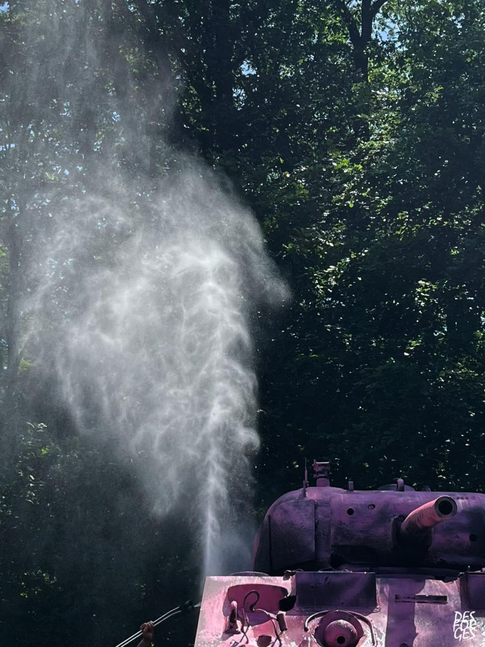 Czołg Sherman "Valois" zdewastowany. Historyczny symbol walki o wolność Francji pomalowano na różowo