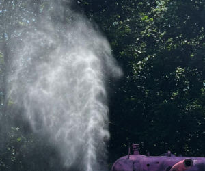 Czołg Sherman Valois zdewastowany. Historyczny symbol walki o wolność Francji pomalowano na różowo