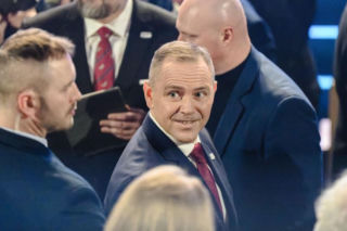 Karol Nawrocki postawiony w kłopotliwej sytuacji przez kibiców. Został nagrany! Szybka reakcja