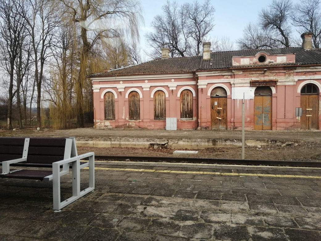 Niszczejący budynek dworca kolejowego w Mordach
