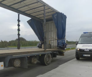 Bez czterech kół i sprawnych hamulców. Taką naczepą wyjechał na ekspresówkę!