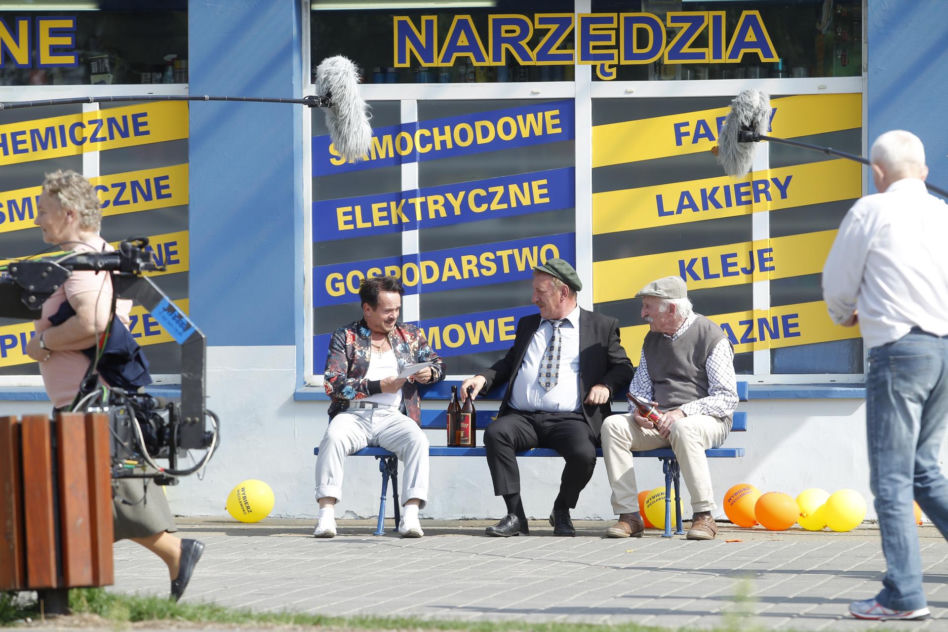 Ranczo. Sklep u Krysi i ławeczka - Pietrek (Piotr Pręgowski), Solejuk (Sylwester Maciejewski), Stach Japycz (Franciszek Pieczka) - wrzesień 2014 r.