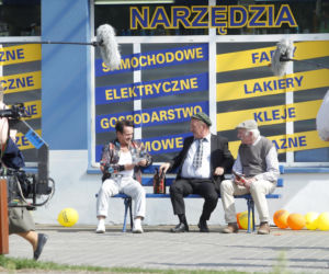 Ranczo. Sklep u Krysi i ławeczka - Pietrek (Piotr Pręgowski), Solejuk (Sylwester Maciejewski), Stach Japycz (Franciszek Pieczka) - wrzesień 2014 r.