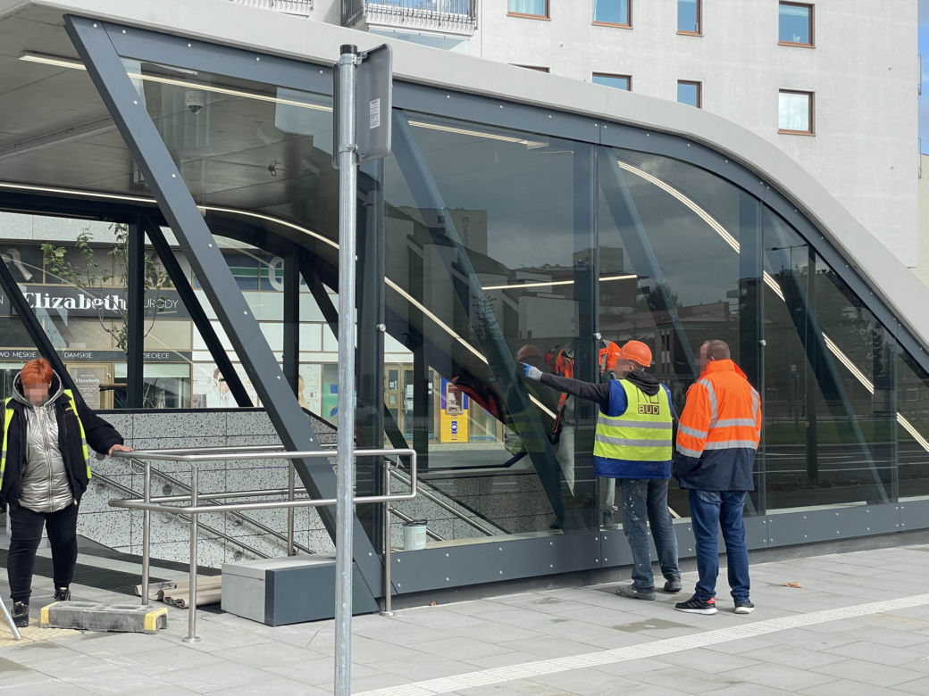 Metro na Bródnie wkrótce otwarte! Wielkie emocje, mieszkańcy tłoczą się przy wejściu