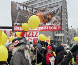 Protest ws. wariantów S7 przed siedzibą oddziału GDDKIA w Krakowie