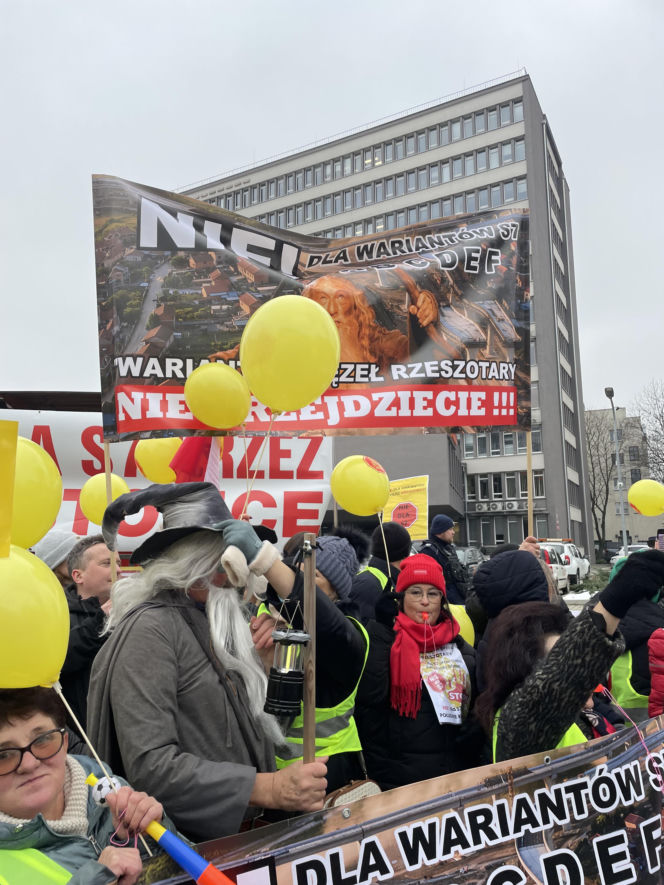 Protest ws. wariantów S7 przed siedzibą oddziału GDDKIA w Krakowie
