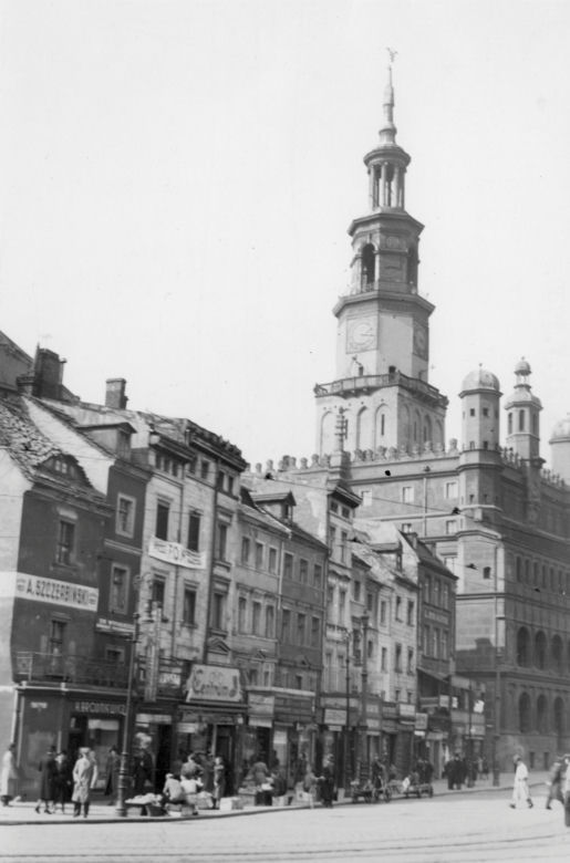 Dawny ratusz w Poznaniu przyciąga uwagę turystów „Urządzeniem błazeńskim”, czyli koziołkami