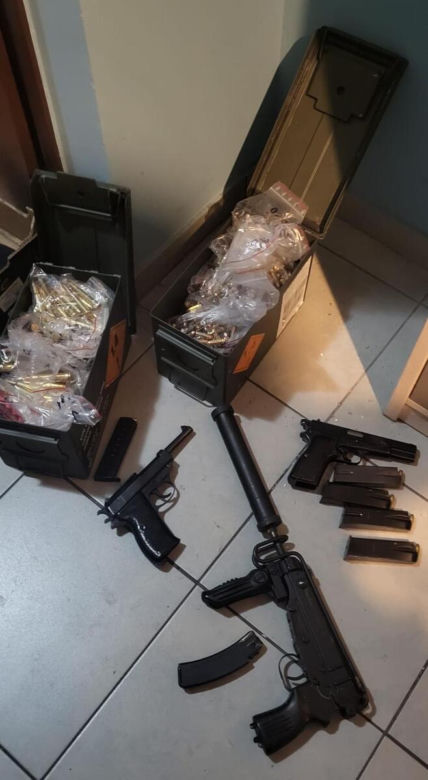 Przebrali się za policjantów i ruszyli na napad! Kajdanki, broń i groźby tortur