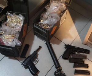 Przebrali się za policjantów i ruszyli na napad! Kajdanki, broń i groźby tortur