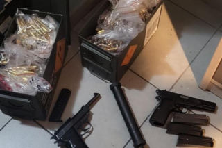 Przebrali się za policjantów i ruszyli na napad! Kajdanki, broń i groźby tortur