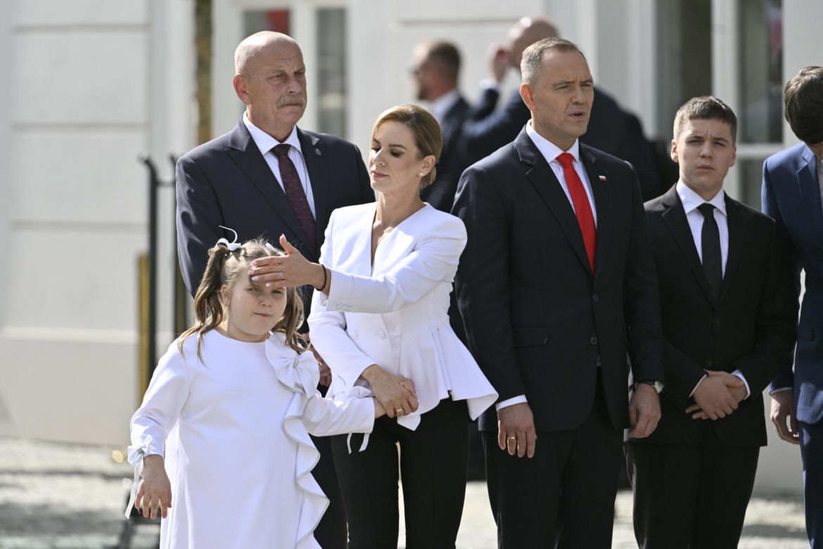  Kasia Nawrocka na biało czekała na rodziców 