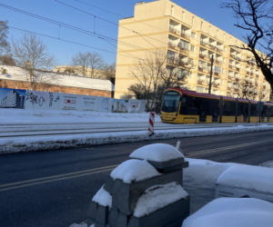 Tramwaj wzdłuż ul. Rakowieckiej w Warszawie w styczniu 2026