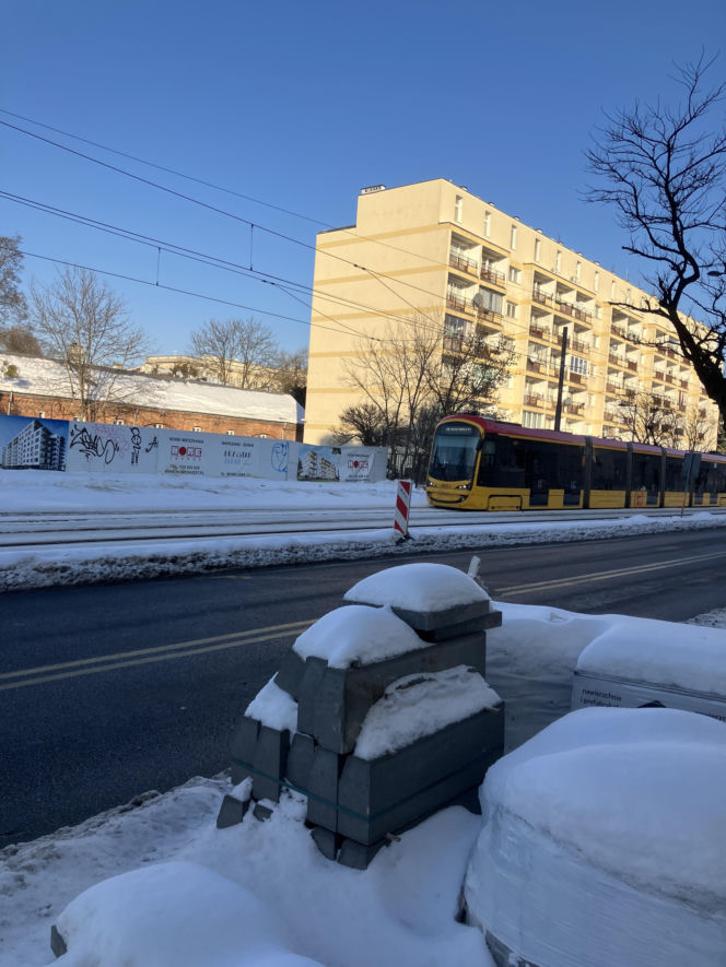 Tramwaj wzdłuż ul. Rakowieckiej w Warszawie w styczniu 2026