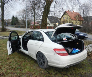 Mercedes Roberta N. rozbity podczas ucieczki przed policją