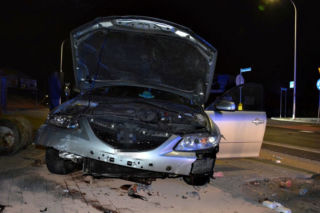 Suwałki. Pijana 19-latka przeleciała autem przez rondo i uderzyła w betonowy kosz