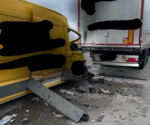 Bus firmy kurierskiej wbił się w ciężarówkę. Poważy wypadek i korki na A4 
