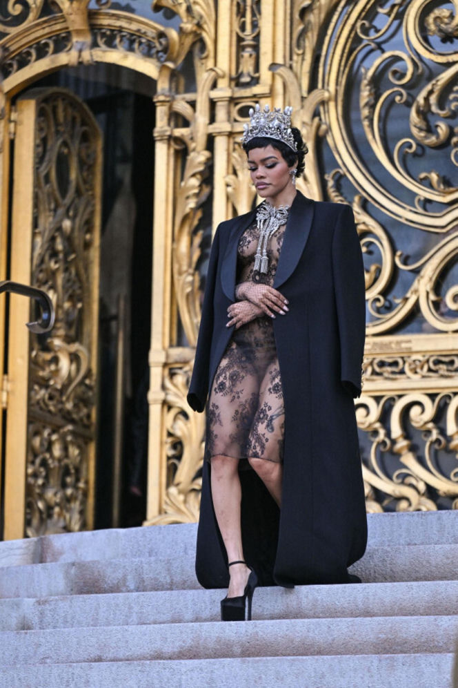 Klejnoty z Luwru znalezione na półnagiej piękności?! Jest jeden problem