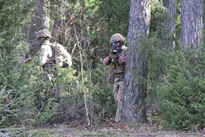 Brytyjscy żołnierze, ćwiczenia na poligonie