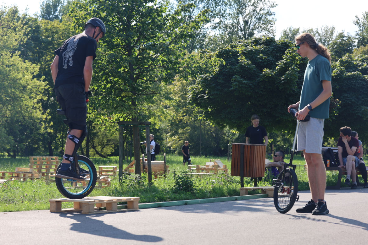 Monocyklowy trial w Parku Ludowym w Lublinie w ramach Europejskiej Konwencji Żonglerskiej