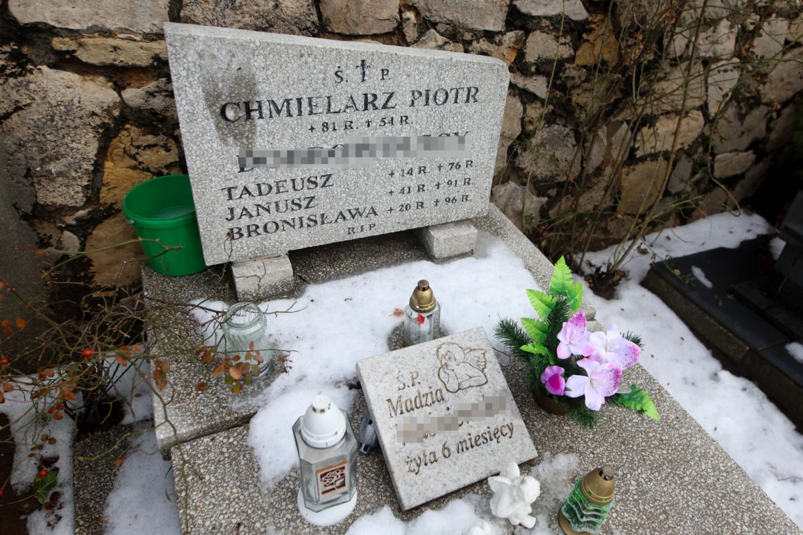 Madzia z Sosnowca miałaby dziś 14 lat. Ktoś ciągle stawia znicze na jej grobie 