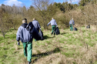 Osadzeni z siedleckiego Zakładu Karnego włączeni w akcję sprzątania terenów zielonych nad zalewem