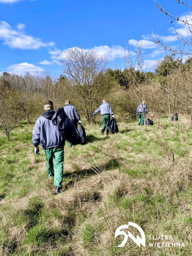 Osadzeni z siedleckiego Zakładu Karnego włączeni w akcję sprzątania terenów zielonych nad zalewem