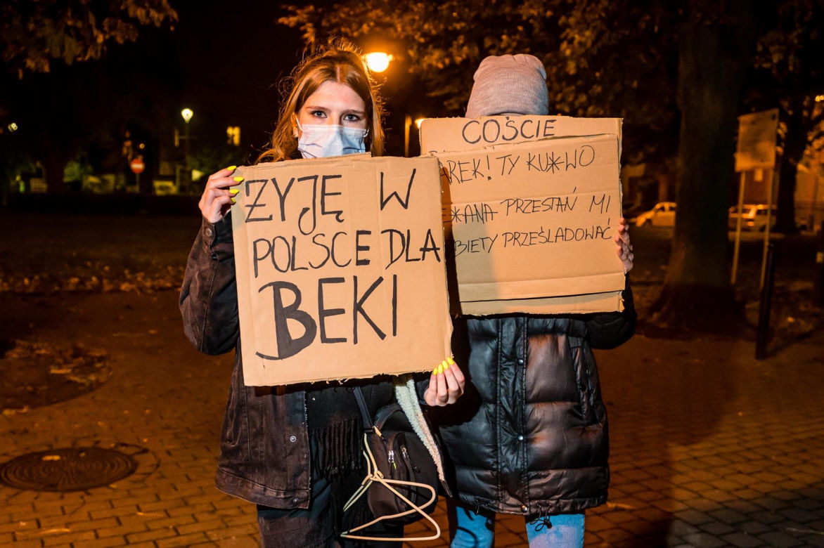 Ciągniki i kobiety pod biurem PiS-u. "BECZKA GNOJU już w drodze"