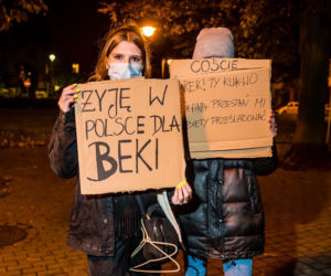 Ciągniki i kobiety pod biurem PiS-u. BECZKA GNOJU już w drodze