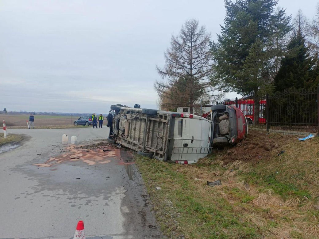 Bus zderzył się z osobówką na skrzyżowaniu w pow. krasnostawskim