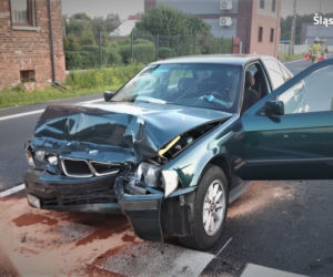 Wypadek w Mikołowie. BMW wjechało w opla! Samochód stoczył się na matkę z dziećmi [ZDJĘCIA]
