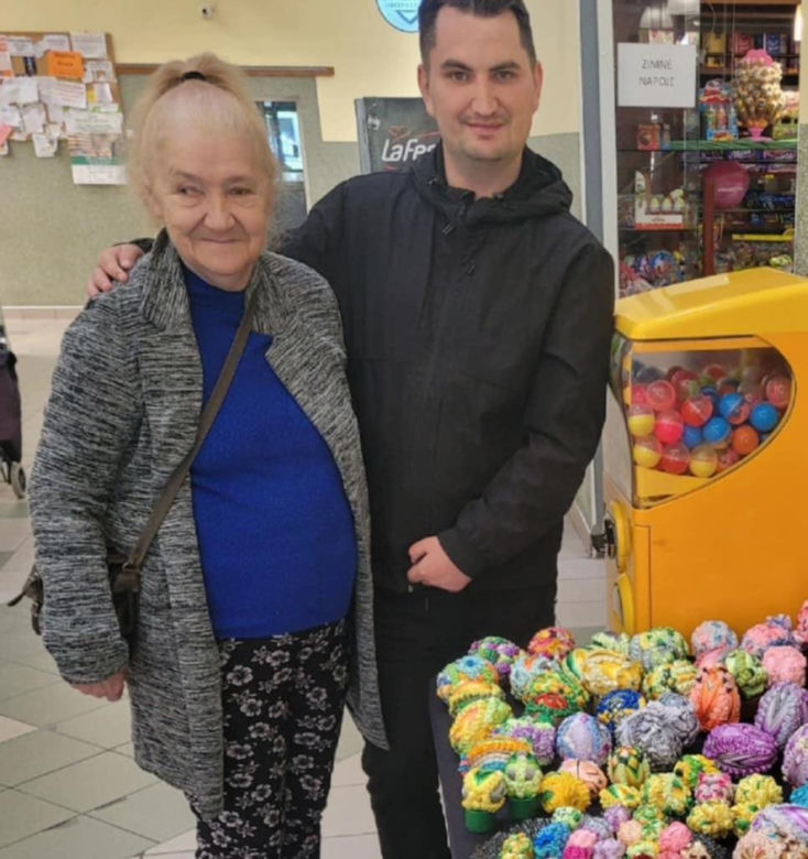 Pani Grażynka sprzedaje dekoracje wielkanocne