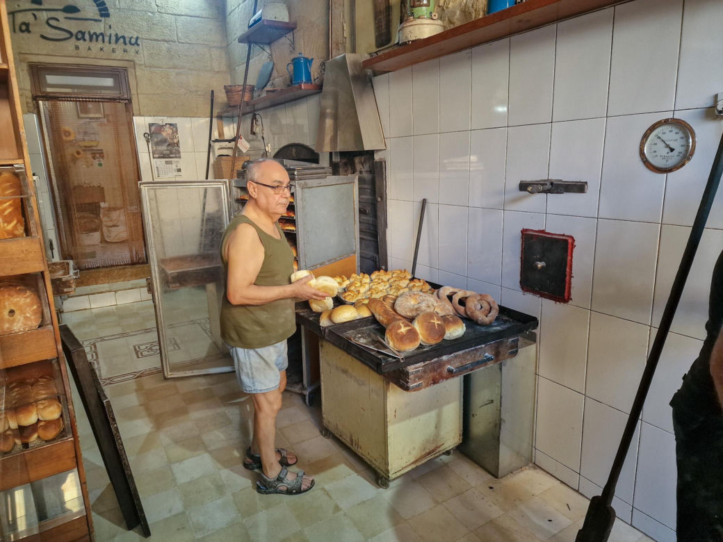 Lokalna piekarnia na wyspie Gozo, w której używa się tradycyjnego pieca opalenego drewnem
