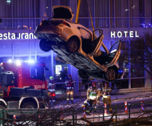 Driftował i wpadł do Odry?! Służby wyciągały auto kilka godzin. Szok we Wrocławiu [ZDJĘCIA]