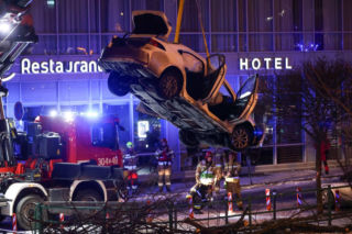 Driftował i wpadł do Odry?! Służby wyciągały auto kilka godzin. Szok we Wrocławiu [ZDJĘCIA]