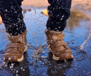 Ten domowy trik zabezpieczy buty przed przemakaniem. Wystarczy zwykła świeczka
