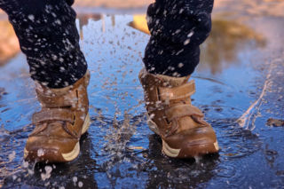 Ten domowy trik zabezpieczy buty przed przemakaniem. Wystarczy zwykła świeczka