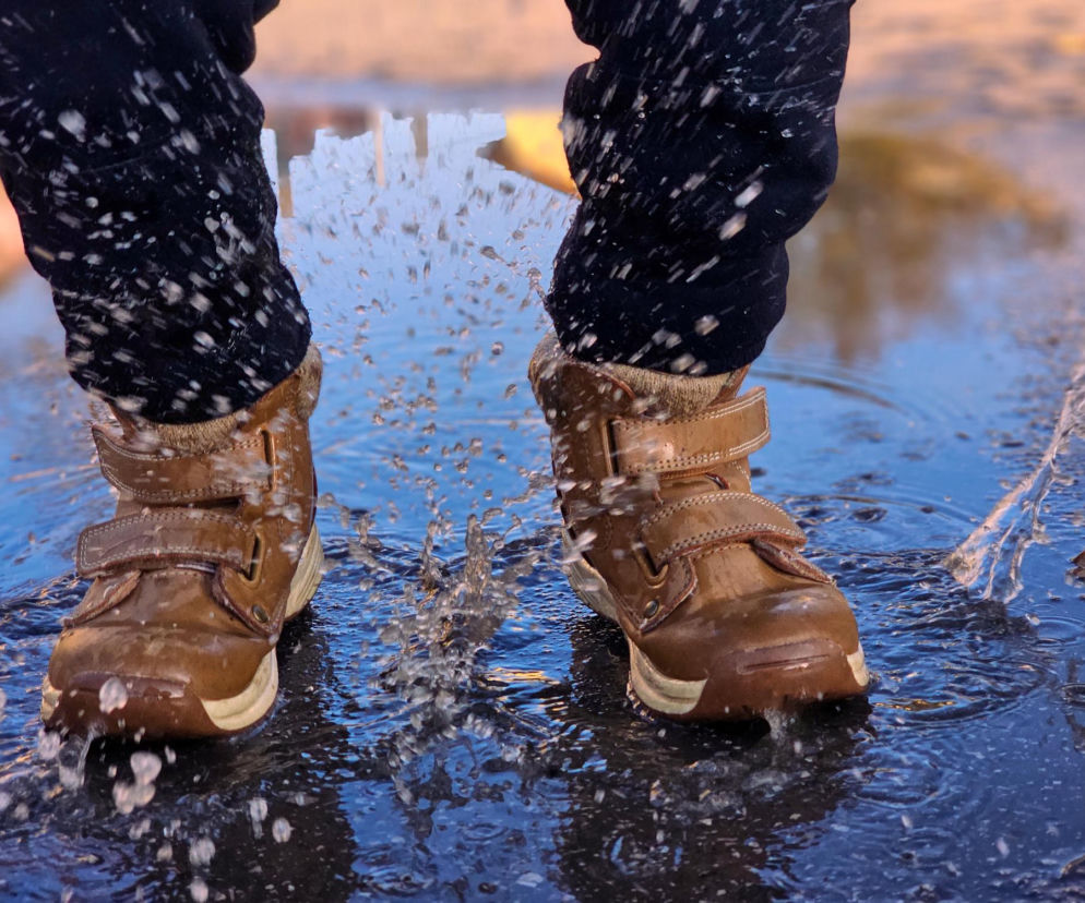 Ten domowy trik zabezpieczy buty przed przemakaniem. Wystarczy zwykła świeczka