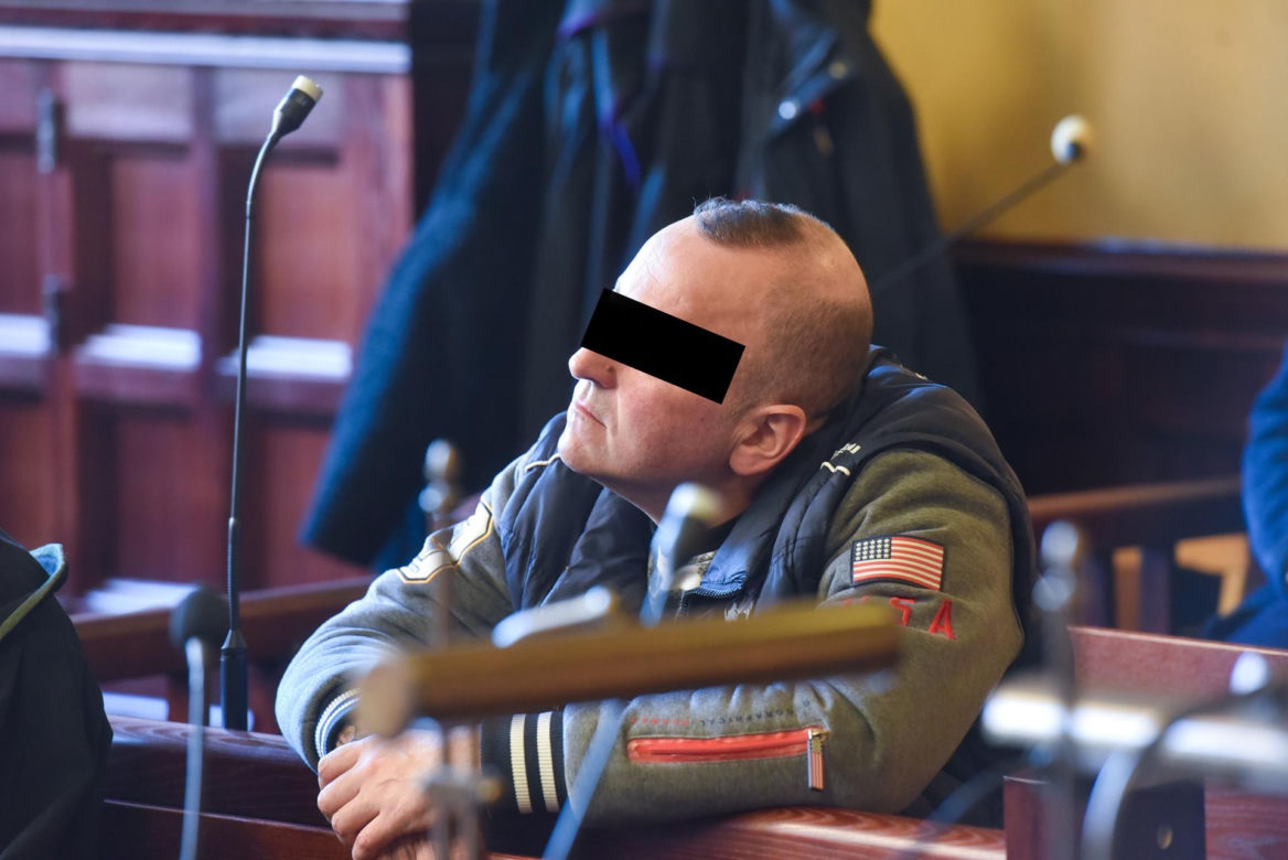 Początek procesu mężczyzny, który na ulicy odgryzł nos żonie 