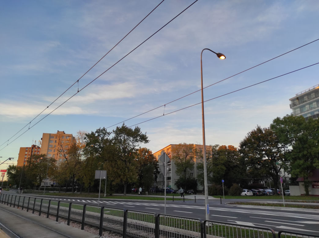 Tak się oszczędza prąd w Warszawie. Latarnie na Bródnie świecą się w biały dzień!
