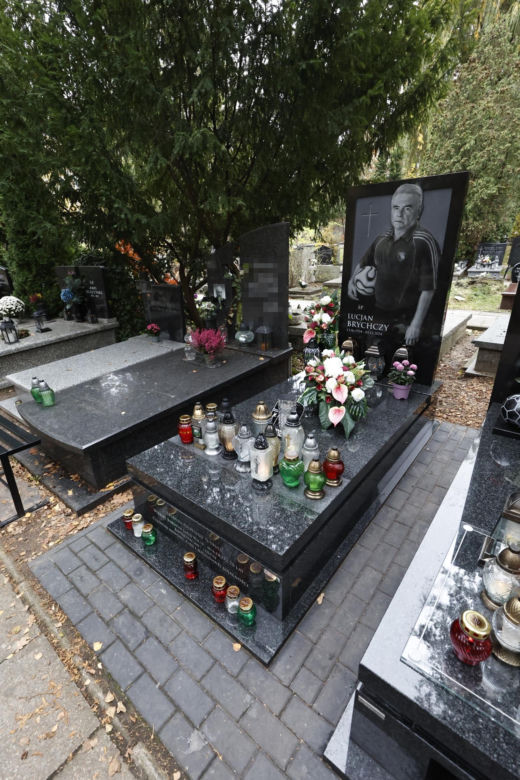 Groby Jacka Magiery i Lucjana Brychczego na Cmentarzu Wojskowym na Powązkach