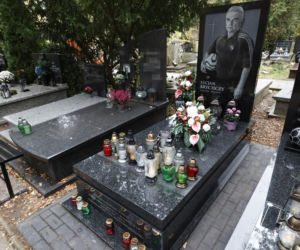 Groby Jacka Magiery i Lucjana Brychczego na Cmentarzu Wojskowym na Powązkach