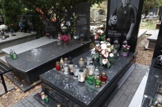 Groby Jacka Magiery i Lucjana Brychczego na Cmentarzu Wojskowym na Powązkach