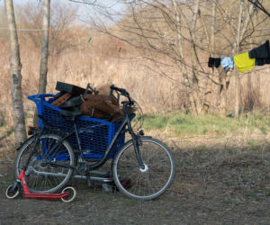Ich dom to namiot w rezerwacie. Jak Paweł, Agnieszka i Zbyszek zorganizowali życie w cieniu mostu?