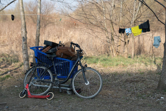 Ich dom to namiot w rezerwacie. Jak Paweł, Agnieszka i Zbyszek zorganizowali życie w cieniu mostu?