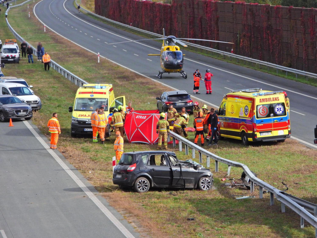 Zablokowana A2. Osobówka zderzyła się z tirem