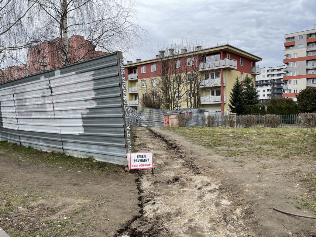 Mieszkańcy nie mogą już korzystać z popularnego skrótu. To teren prywatny dewelopera. „Niech nas pozamykają na osiedlu”