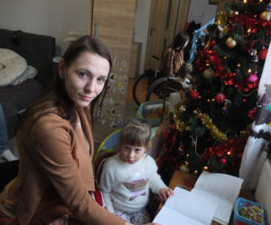 POKONAŁA TYLE PRZECIWNOŚCI LOSU, TERAZ CZUJE SIĘ BEZRADNA. NIEPEŁNOSPRAWNA WIOLETTA OLESZCZUK NIE MA CZYM WOZIĆ CÓRKI NA REHABILITACJĘ