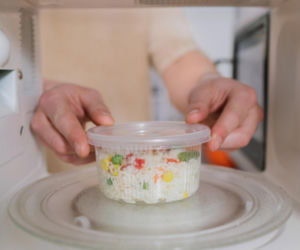 Myślisz, że napis 'BPA-free' cię chroni? Wystarczą 3 minuty, by do obiadu trafiły miliardy cząsteczek