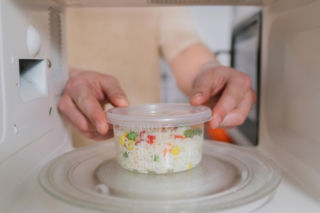 Myślisz, że napis 'BPA-free' cię chroni? Wystarczą 3 minuty, by do obiadu trafiły miliardy cząsteczek