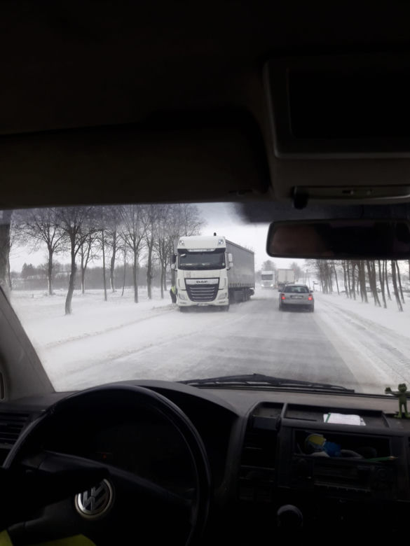 Trudne warunki na drogach w Podlaskiem. Kolizje, wypadki, sporo tras nieprzejezdnych (21.01.2022)